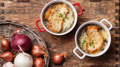 Photo of Французский луковый суп с сыром и хрустящим хлебом