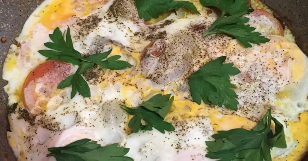 Фото 64 — Яичница с помидорами и луком