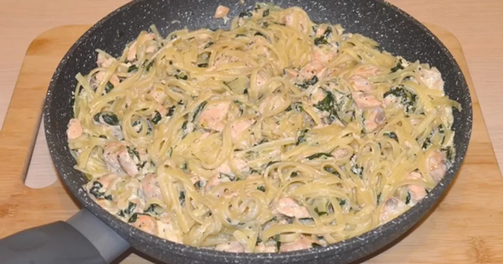 Фото 55 — Паста с лососем и шпинатом в сливочном соусе