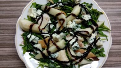 Photo of Салат с рукколой, грушей и голубым сыром