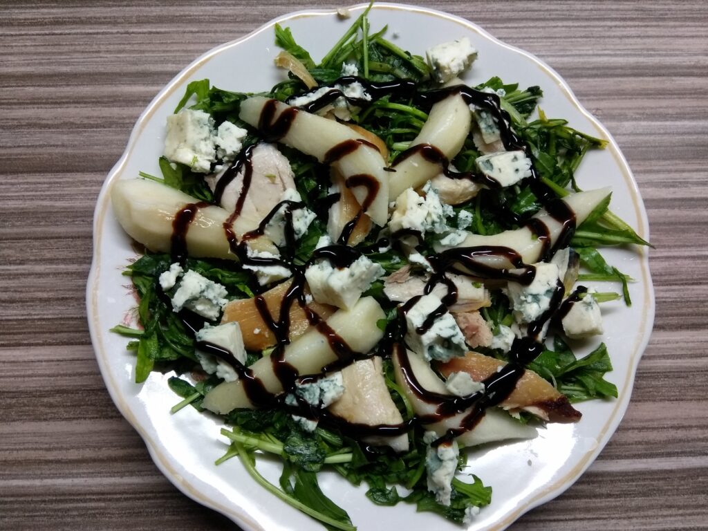 Фото 29 — Салат с рукколой, грушей и голубым сыром