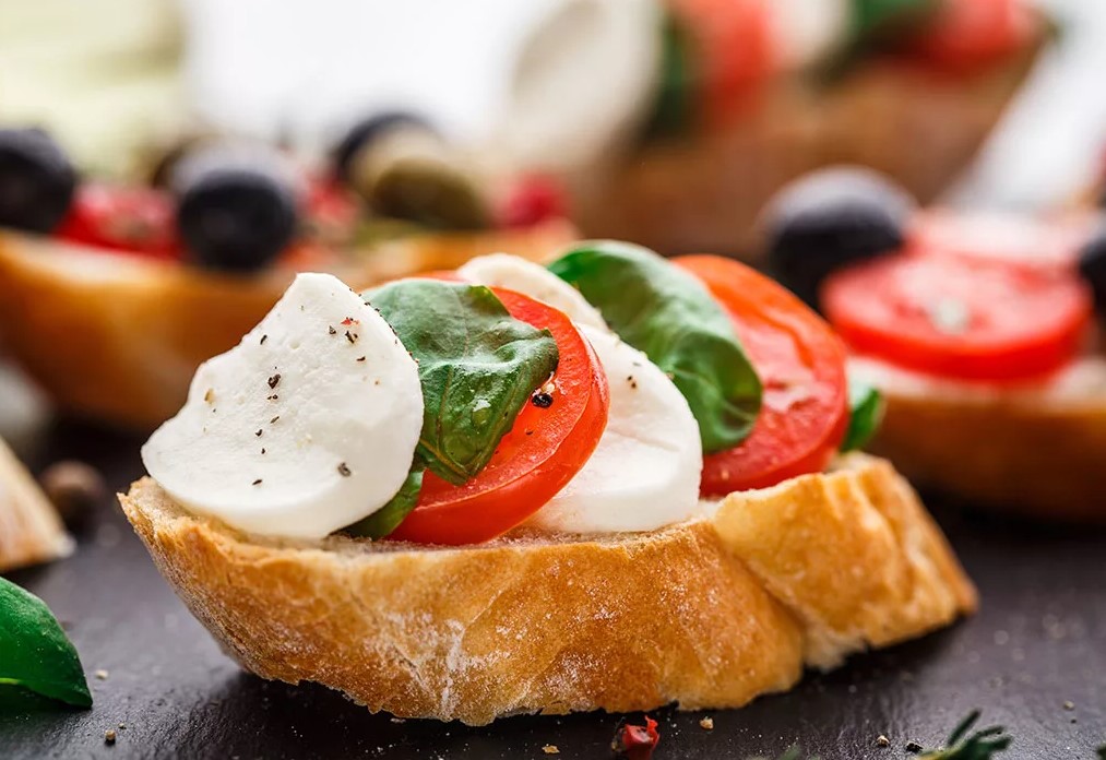 Фото 68 — Брускетта с помидорами и базиликом